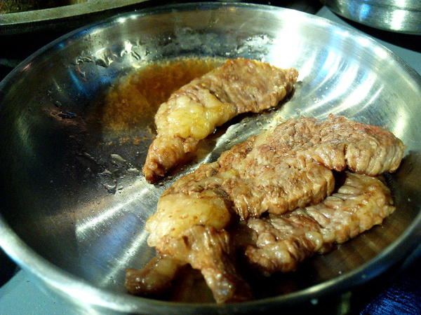 燒出名堂：【東區】燒出名堂。位於夢時代對面，提供專業貼心桌邊燒烤服務的韓國烤肉