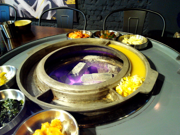 燒出名堂：【東區】燒出名堂。位於夢時代對面，提供專業貼心桌邊燒烤服務的韓國烤肉