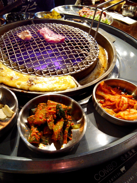 燒出名堂：【東區】燒出名堂。位於夢時代對面，提供專業貼心桌邊燒烤服務的韓國烤肉