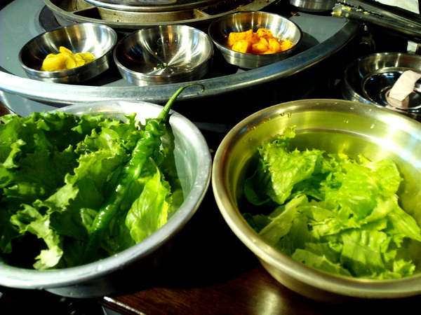 燒出名堂：【東區】燒出名堂。位於夢時代對面，提供專業貼心桌邊燒烤服務的韓國烤肉