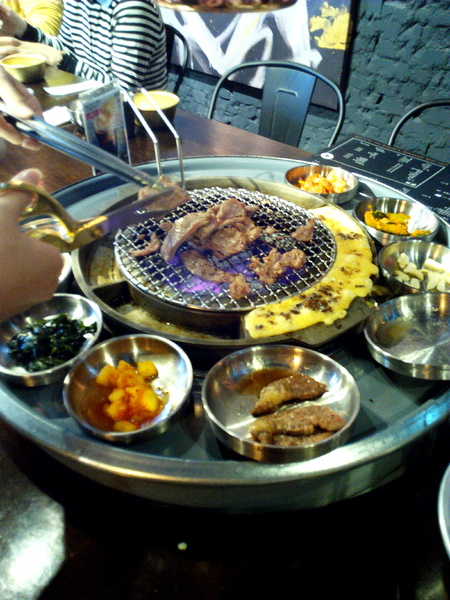 燒出名堂：【東區】燒出名堂。位於夢時代對面，提供專業貼心桌邊燒烤服務的韓國烤肉