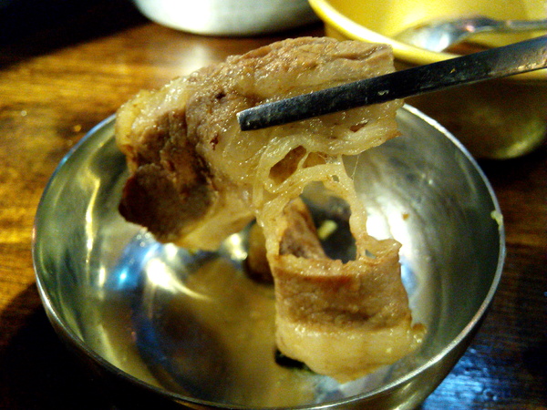 燒出名堂：【東區】燒出名堂。位於夢時代對面，提供專業貼心桌邊燒烤服務的韓國烤肉