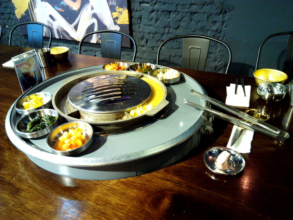 燒出名堂：【東區】燒出名堂。位於夢時代對面，提供專業貼心桌邊燒烤服務的韓國烤肉