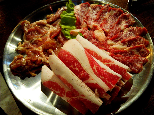 燒出名堂：【東區】燒出名堂。位於夢時代對面，提供專業貼心桌邊燒烤服務的韓國烤肉