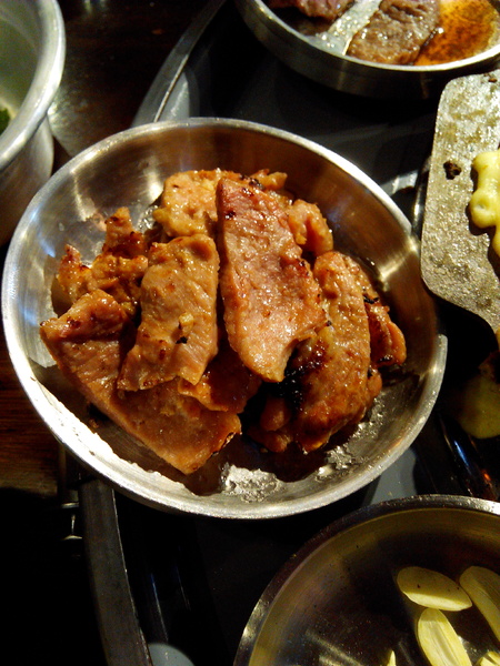 燒出名堂：【東區】燒出名堂。位於夢時代對面，提供專業貼心桌邊燒烤服務的韓國烤肉