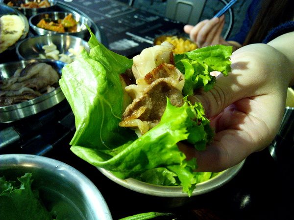 燒出名堂：【東區】燒出名堂。位於夢時代對面，提供專業貼心桌邊燒烤服務的韓國烤肉