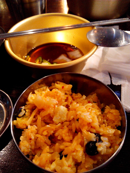 燒出名堂：【東區】燒出名堂。位於夢時代對面，提供專業貼心桌邊燒烤服務的韓國烤肉