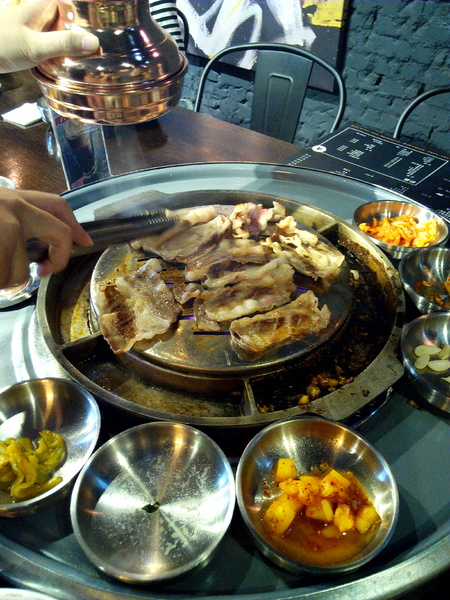 燒出名堂：【東區】燒出名堂。位於夢時代對面，提供專業貼心桌邊燒烤服務的韓國烤肉