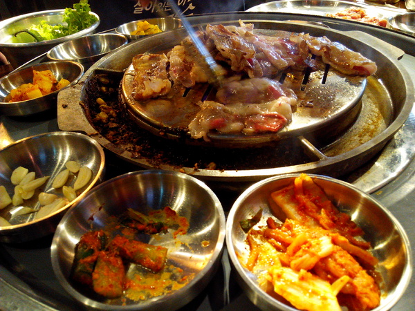 燒出名堂：【東區】燒出名堂。位於夢時代對面，提供專業貼心桌邊燒烤服務的韓國烤肉