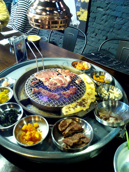 燒出名堂：【東區】燒出名堂。位於夢時代對面，提供專業貼心桌邊燒烤服務的韓國烤肉