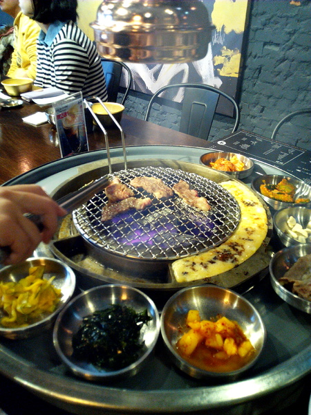 燒出名堂：【東區】燒出名堂。位於夢時代對面，提供專業貼心桌邊燒烤服務的韓國烤肉