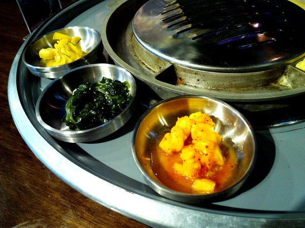 燒出名堂：【東區】燒出名堂。位於夢時代對面，提供專業貼心桌邊燒烤服務的韓國烤肉