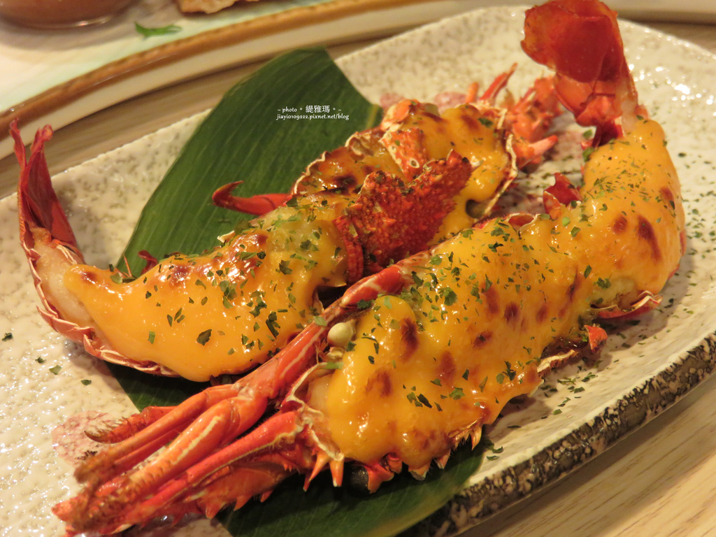 海胆焗龙虾 好精彩 外皮煎得香酥饱满脆口 沾酱有强烈柠檬酸度 好像