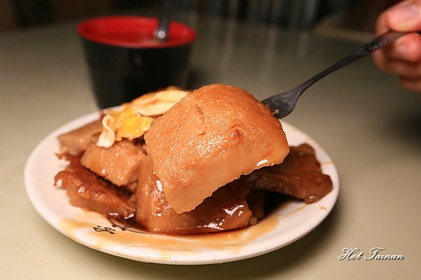 東門火婆煎粿:【嘉義美食】夯賣六十年的在地小吃!傳統蒸籠炊油蔥粿,嘉義人從小吃到大的美味:東門圓環火婆煎粿