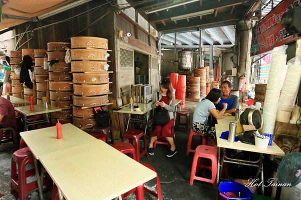 東門火婆煎粿:【嘉義美食】夯賣六十年的在地小吃!傳統蒸籠炊油蔥粿,嘉義人從小吃到大的美味:東門圓環火婆煎粿