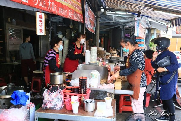 東門火婆煎粿:【嘉義美食】夯賣六十年的在地小吃!傳統蒸籠炊油蔥粿,嘉義人從小吃到大的美味:東門圓環火婆煎粿