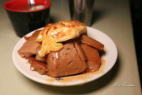 東門火婆煎粿:【嘉義美食】夯賣六十年的在地小吃!傳統蒸籠炊油蔥粿,嘉義人從小吃到大的美味:東門圓環火婆煎粿