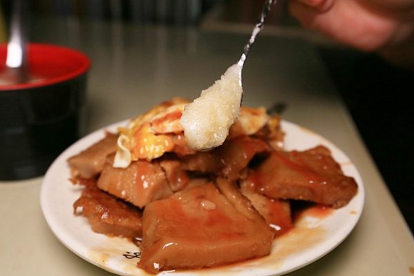 東門火婆煎粿:【嘉義美食】夯賣六十年的在地小吃!傳統蒸籠炊油蔥粿,嘉義人從小吃到大的美味:東門圓環火婆煎粿