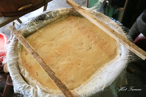 東門火婆煎粿:【嘉義美食】夯賣六十年的在地小吃!傳統蒸籠炊油蔥粿,嘉義人從小吃到大的美味:東門圓環火婆煎粿