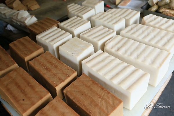 東門火婆煎粿:【嘉義美食】夯賣六十年的在地小吃!傳統蒸籠炊油蔥粿,嘉義人從小吃到大的美味:東門圓環火婆煎粿