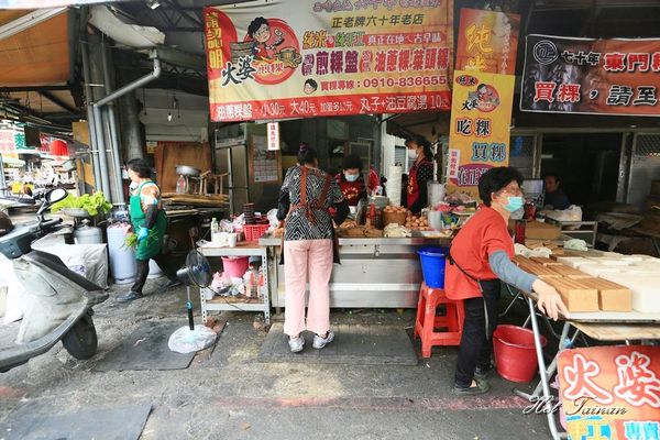 東門火婆煎粿:【嘉義美食】夯賣六十年的在地小吃!傳統蒸籠炊油蔥粿,嘉義人從小吃到大的美味:東門圓環火婆煎粿