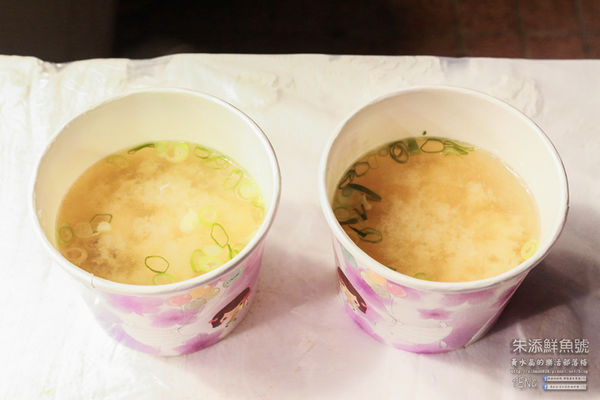 朱添鮮魚號【基隆美食】|基隆市仁愛區崁仔頂漁市生魚片專賣店：仁愛市場30年生魚片老店，愛玩客詹姆士推薦的深夜食堂。