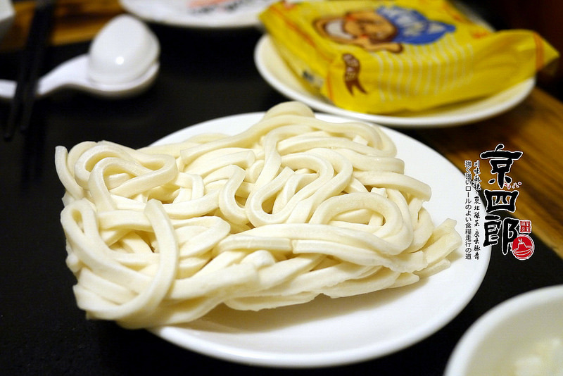 【宜蘭】京四郎炭火鴛鴦紫銅鍋 ~ 台日混血懷勁風格吸睛 超正點四川麻辣、東北酸菜鍋 吃得暖心又暖胃超滿足