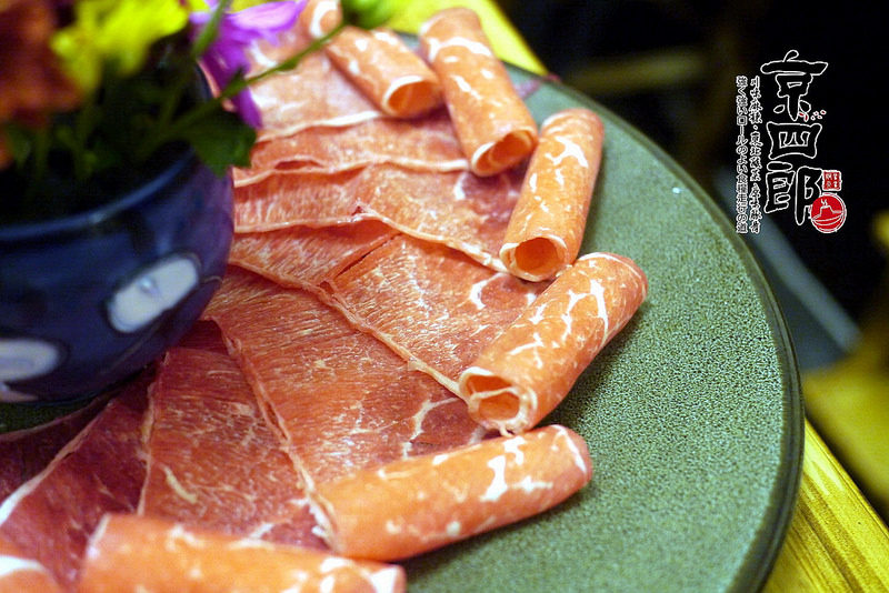 【宜蘭】京四郎炭火鴛鴦紫銅鍋 ~ 台日混血懷勁風格吸睛 超正點四川麻辣、東北酸菜鍋 吃得暖心又暖胃超滿足