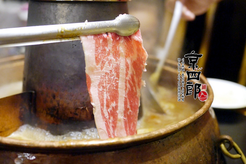 【宜蘭】京四郎炭火鴛鴦紫銅鍋 ~ 台日混血懷勁風格吸睛 超正點四川麻辣、東北酸菜鍋 吃得暖心又暖胃超滿足