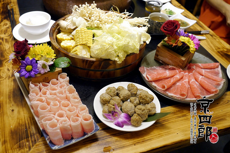 【宜蘭】京四郎炭火鴛鴦紫銅鍋 ~ 台日混血懷勁風格吸睛 超正點四川麻辣、東北酸菜鍋 吃得暖心又暖胃超滿足