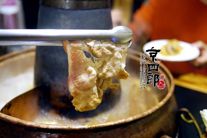 【宜蘭】京四郎炭火鴛鴦紫銅鍋 ~ 台日混血懷勁風格吸睛 超正點四川麻辣、東北酸菜鍋 吃得暖心又暖胃超滿足