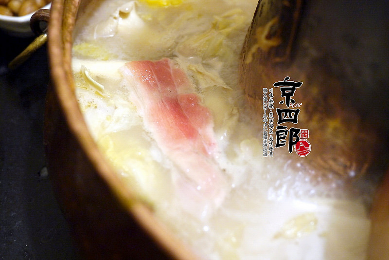 【宜蘭】京四郎炭火鴛鴦紫銅鍋 ~ 台日混血懷勁風格吸睛 超正點四川麻辣、東北酸菜鍋 吃得暖心又暖胃超滿足