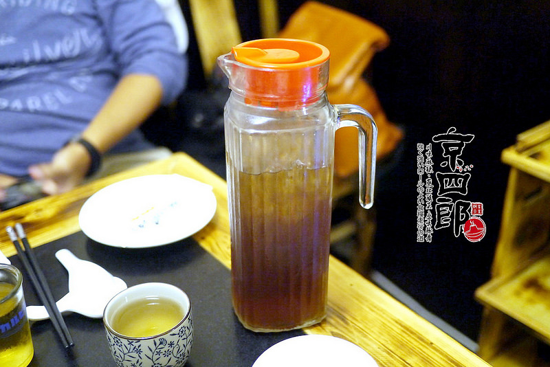 【宜蘭】京四郎炭火鴛鴦紫銅鍋 ~ 台日混血懷勁風格吸睛 超正點四川麻辣、東北酸菜鍋 吃得暖心又暖胃超滿足