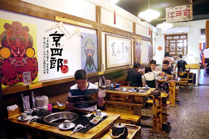 【宜蘭】京四郎炭火鴛鴦紫銅鍋 ~ 台日混血懷勁風格吸睛 超正點四川麻辣、東北酸菜鍋 吃得暖心又暖胃超滿足