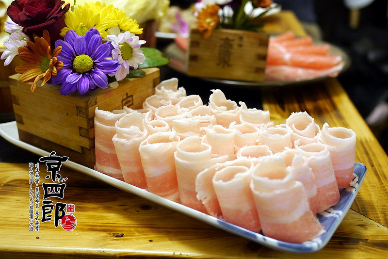 【宜蘭】京四郎炭火鴛鴦紫銅鍋 ~ 台日混血懷勁風格吸睛 超正點四川麻辣、東北酸菜鍋 吃得暖心又暖胃超滿足