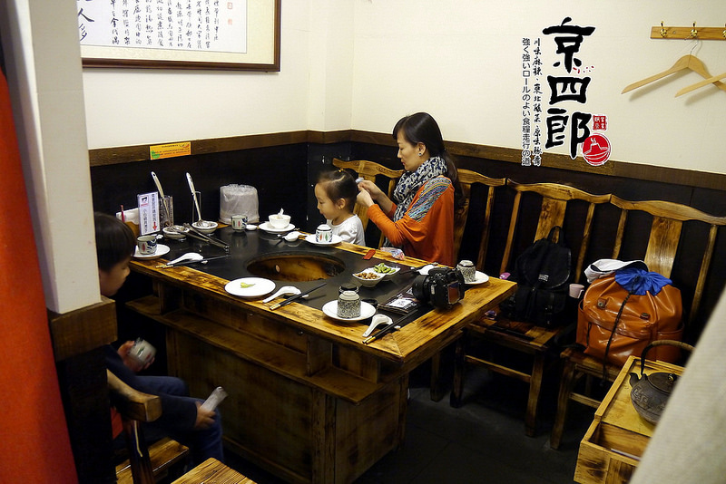 【宜蘭】京四郎炭火鴛鴦紫銅鍋 ~ 台日混血懷勁風格吸睛 超正點四川麻辣、東北酸菜鍋 吃得暖心又暖胃超滿足