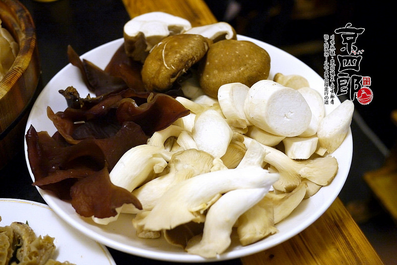 【宜蘭】京四郎炭火鴛鴦紫銅鍋 ~ 台日混血懷勁風格吸睛 超正點四川麻辣、東北酸菜鍋 吃得暖心又暖胃超滿足