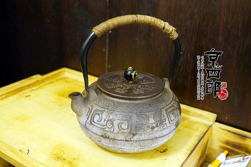 【宜蘭】京四郎炭火鴛鴦紫銅鍋 ~ 台日混血懷勁風格吸睛 超正點四川麻辣、東北酸菜鍋 吃得暖心又暖胃超滿足