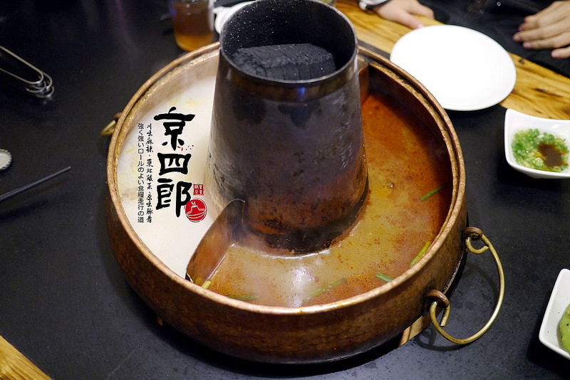【宜蘭】京四郎炭火鴛鴦紫銅鍋 ~ 台日混血懷勁風格吸睛 超正點四川麻辣、東北酸菜鍋 吃得暖心又暖胃超滿足