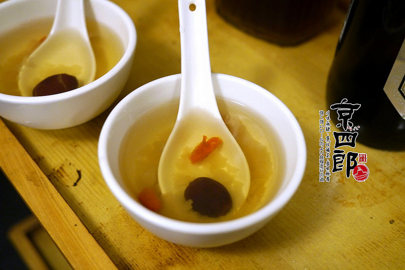 【宜蘭】京四郎炭火鴛鴦紫銅鍋 ~ 台日混血懷勁風格吸睛 超正點四川麻辣、東北酸菜鍋 吃得暖心又暖胃超滿足