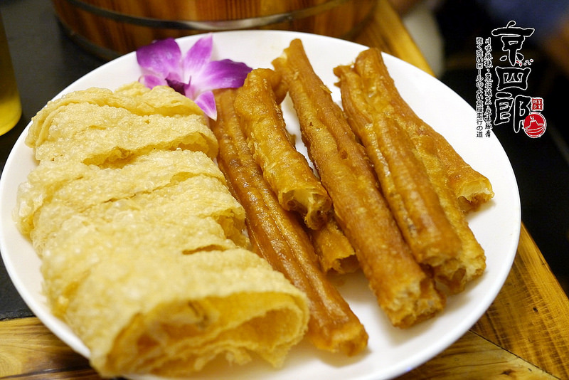 【宜蘭】京四郎炭火鴛鴦紫銅鍋 ~ 台日混血懷勁風格吸睛 超正點四川麻辣、東北酸菜鍋 吃得暖心又暖胃超滿足