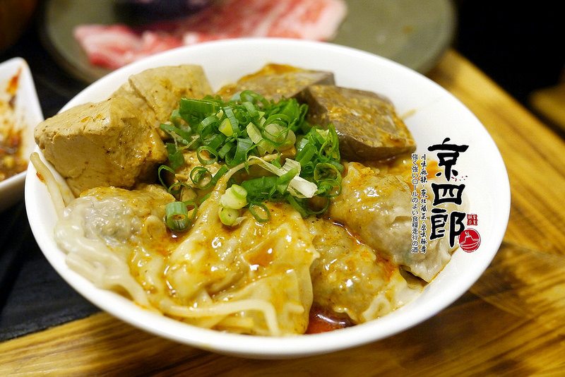 【宜蘭】京四郎炭火鴛鴦紫銅鍋 ~ 台日混血懷勁風格吸睛 超正點四川麻辣、東北酸菜鍋 吃得暖心又暖胃超滿足