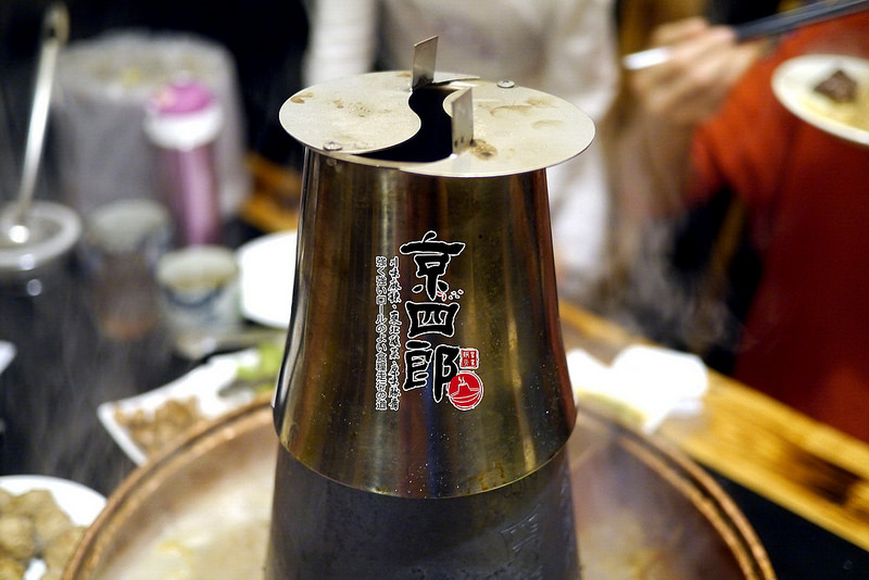 【宜蘭】京四郎炭火鴛鴦紫銅鍋 ~ 台日混血懷勁風格吸睛 超正點四川麻辣、東北酸菜鍋 吃得暖心又暖胃超滿足