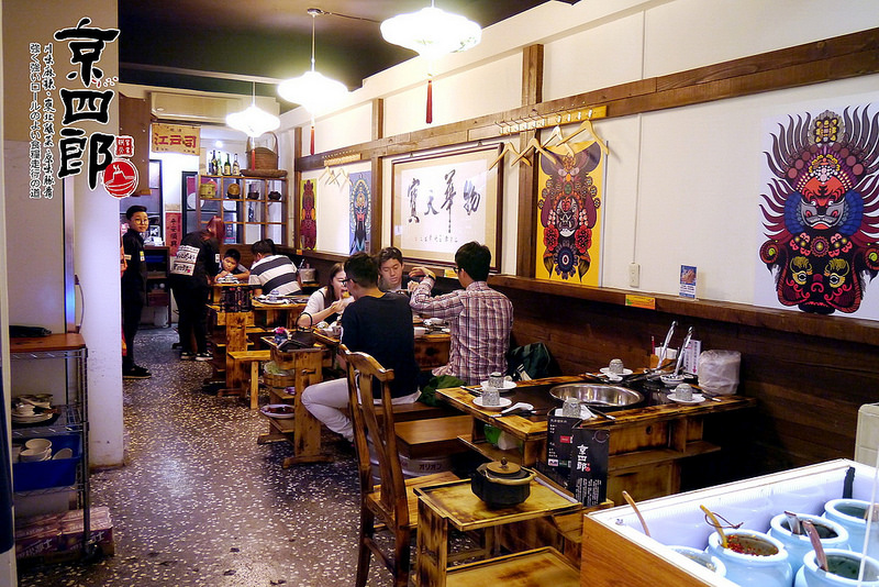 【宜蘭】京四郎炭火鴛鴦紫銅鍋 ~ 台日混血懷勁風格吸睛 超正點四川麻辣、東北酸菜鍋 吃得暖心又暖胃超滿足