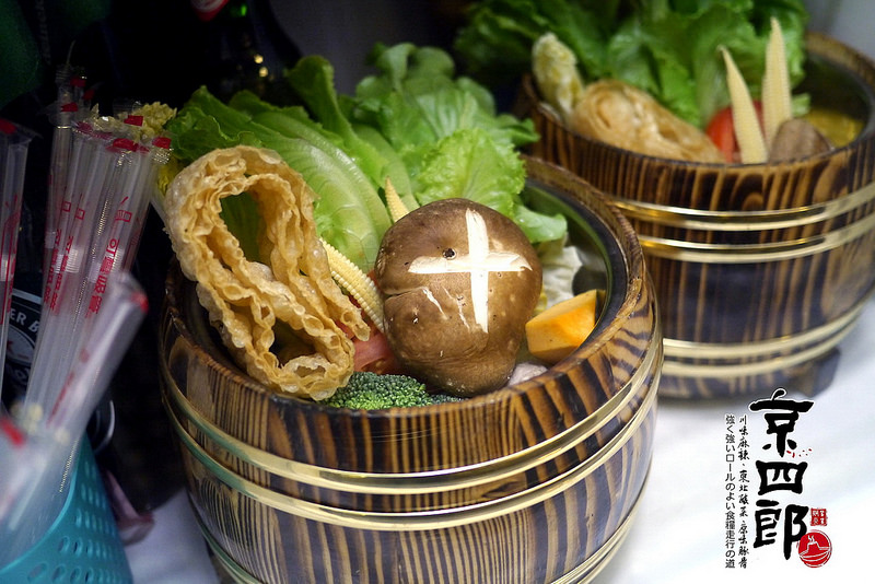 【宜蘭】京四郎炭火鴛鴦紫銅鍋 ~ 台日混血懷勁風格吸睛 超正點四川麻辣、東北酸菜鍋 吃得暖心又暖胃超滿足