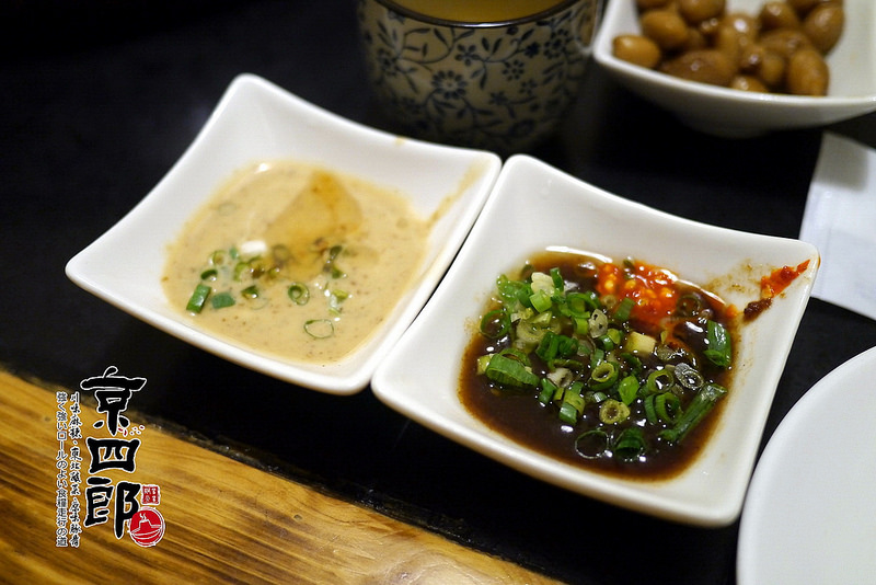 【宜蘭】京四郎炭火鴛鴦紫銅鍋 ~ 台日混血懷勁風格吸睛 超正點四川麻辣、東北酸菜鍋 吃得暖心又暖胃超滿足