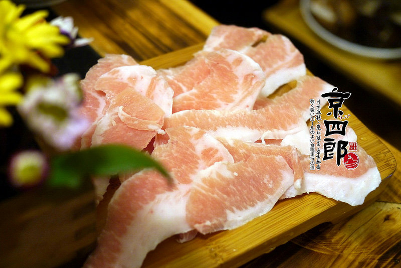 【宜蘭】京四郎炭火鴛鴦紫銅鍋 ~ 台日混血懷勁風格吸睛 超正點四川麻辣、東北酸菜鍋 吃得暖心又暖胃超滿足