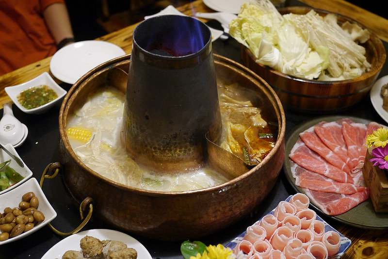 【宜蘭】京四郎炭火鴛鴦紫銅鍋 ~ 台日混血懷勁風格吸睛 超正點四川麻辣、東北酸菜鍋 吃得暖心又暖胃超滿足