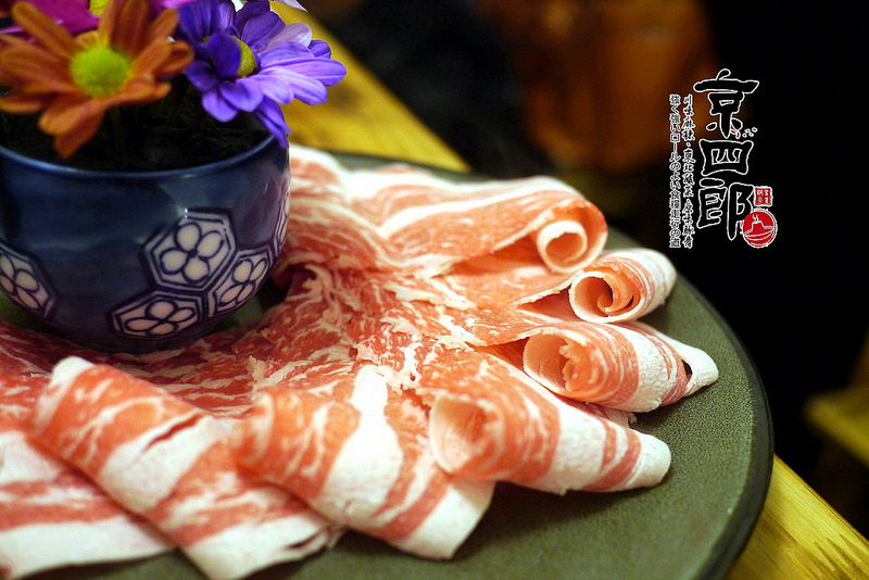 【宜蘭】京四郎炭火鴛鴦紫銅鍋 ~ 台日混血懷勁風格吸睛 超正點四川麻辣、東北酸菜鍋 吃得暖心又暖胃超滿足