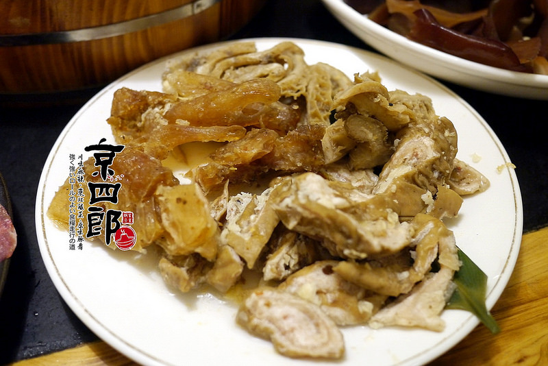 【宜蘭】京四郎炭火鴛鴦紫銅鍋 ~ 台日混血懷勁風格吸睛 超正點四川麻辣、東北酸菜鍋 吃得暖心又暖胃超滿足